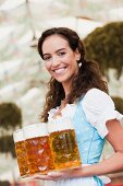Junge Frau mit mehreren Mass Bier