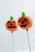 Cake Pops decorated as Halloween pumpkins
