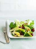 Herbstsalat mit Apfel, Trauben und Walnüssen