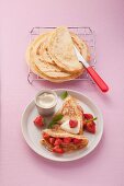 Crepes & Crepes mit Erdbeeren und Honig-Creme-fraiche