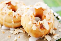 Gebackene Doughnuts mit Zuckerguss und Mandelblättchen