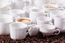 Kaffeestilleben mit heißem Kaffee und weißem Kaffeegeschirr