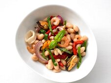 Bean salad with seafood and basil