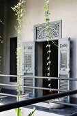 Offene Holztür eines Hauses in Marrakesh mit Blick in den Innenhof