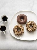 Gebackene Doughnuts mit Schokoglasur und mit Haselnüssen