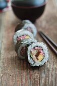 Maki Sushi mit Thunfisch, Ei, Gurke und Krebsfleisch