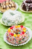 Gebackene Doughnuts mit verschiedenen Toppings