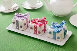 Fondant parcels with bows