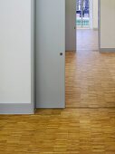 Räume mit durchgängig verlegtem Stäbchenparkett und Blick durch offene Schiebetüren (Goethe Institut, London)