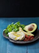 Mozzarella mit Olivenöl, Avocado, getrockneten Tomaten und Brunnenkresse