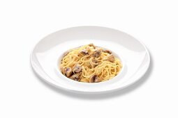 Spaghetti mit Pilzen und Sahnesauce