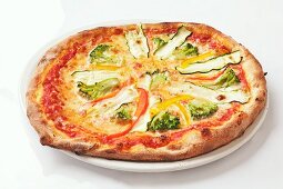 Pizza mit Brokkoli, Zucchini und Paprika