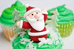 Cupcake mit Weihnachtsmann dekoriert