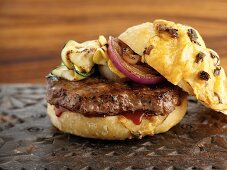 Überbackener Hamburger mit Grillgemüse und Cheddar