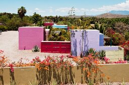 Bunte Appartements in Bauhausstil des Hotelito in Baja California, Mexiko