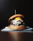 Hamburger mit Cheddar, Speckstreifen und Spiegelei