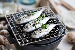 Fish on the barbecue, with sesame seeds, peppercorns and thyme
