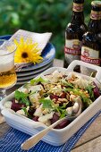 Rote-Bete-Salat mit Blauschimmelkäse und Pinienkernen (Schweden)