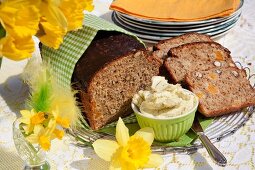 Aprikosenbrot und Käsebutter am Osterbuffet (Schweden)