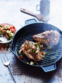 Gegrilltes Huhn mit Tomaten und Avocado-Salsa