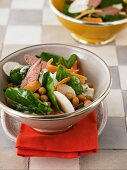 Spinach salad with lamb fillet and chickpeas