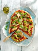 Pizza mit Artischocken und Rucola