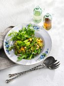 Spargel-Rucola-Salat mit Bohnen, Feigen und Senfdressing