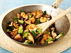 Stir-fried mushrooms with prawns and broccoli (Asia)