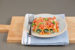 Cannelloni con gli spinaci (pasta tubes filled with spinach)