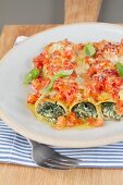 Cannelloni con gli spinaci (Nudelrollen mit Spinatfüllung)