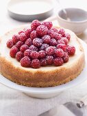 Käsekuchen mit frischen Himbeeren