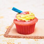 Himbeer-Cupcake mit Zitronencreme und Zuckerstange