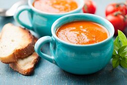 Tomaten-Möhren-Suppe mit Röstbrot