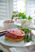 Pork burger with asparagus and beetroot