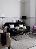 Wohnzimmer mit Sofa, Teppich, Tischlampen und Glastischen