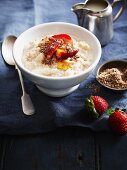 Porridge mit Birnen, Erdbeeren und Zimtzucker