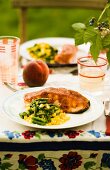 Lachs mit Pfirsichglasur, Mais und Bohnen auf Gartentisch