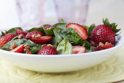 Spinatsalat mit Erdbeeren, Walnüssen und Cranberries