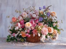 Sommerblumenstrauss mit alten Rosen, englischen Rosen, Geissblatt, Glockenblumen, Ziergras und Jungfer Im Grünen