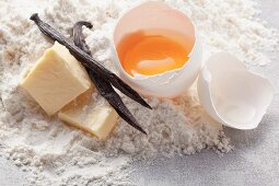 Butter, Vanilleschoten und Ei auf Mehl