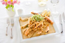 Tempura di pesce e crostacei (Fisch- und Krustentiertempura)