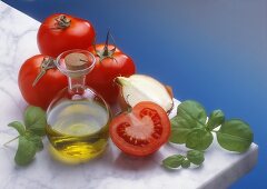Stillleben mit Tomaten, Basilikum und Olivenöl