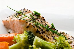 Salmon fillet with sesame seeds and vegetables