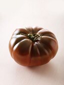 Eine Tomate der Sorte Noire De Crimee