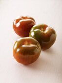 Drei kleine Tomaten der Sorte Noire De Crimee