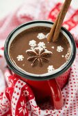 Heiße Schokolade mit Sternanis, Zimtstange und Schneeflocken