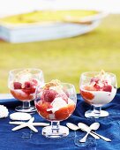 Pfirsich Melba mit Himbeeren und Sahne