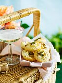 Puff pastry bites with goat's cheese, pistachios and thyme, for a picnic