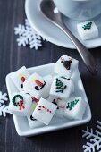 Zuckerwürfel mit Weihnachtsmotiven aus Lebensmittelfarbe in einer Porzellanschale
