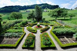 Cottage garden with box-hedged beds (Mistelberg, Switzerland)